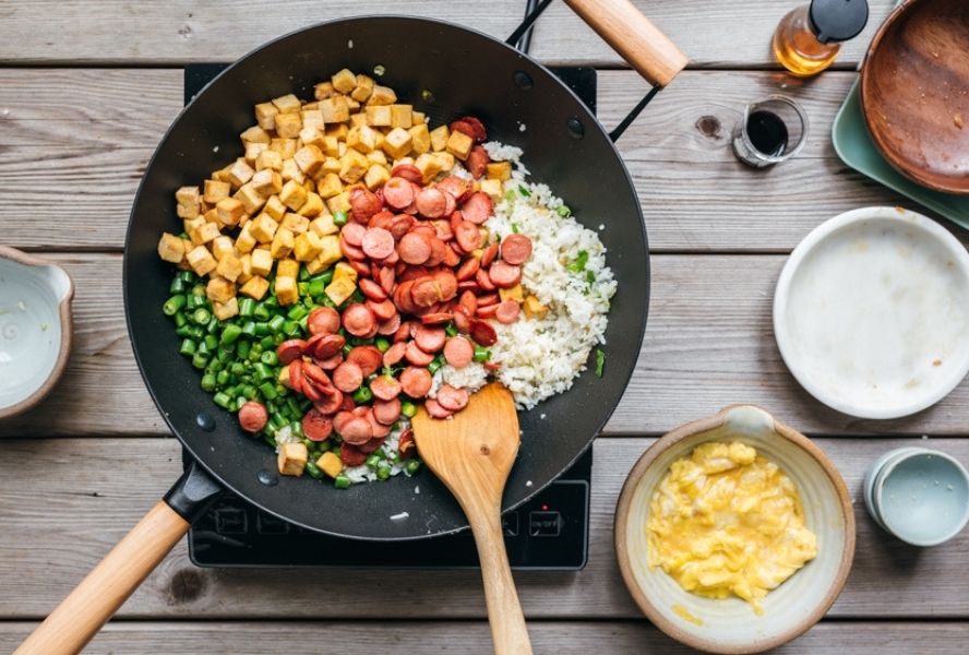 hot dog fried rice in black wok