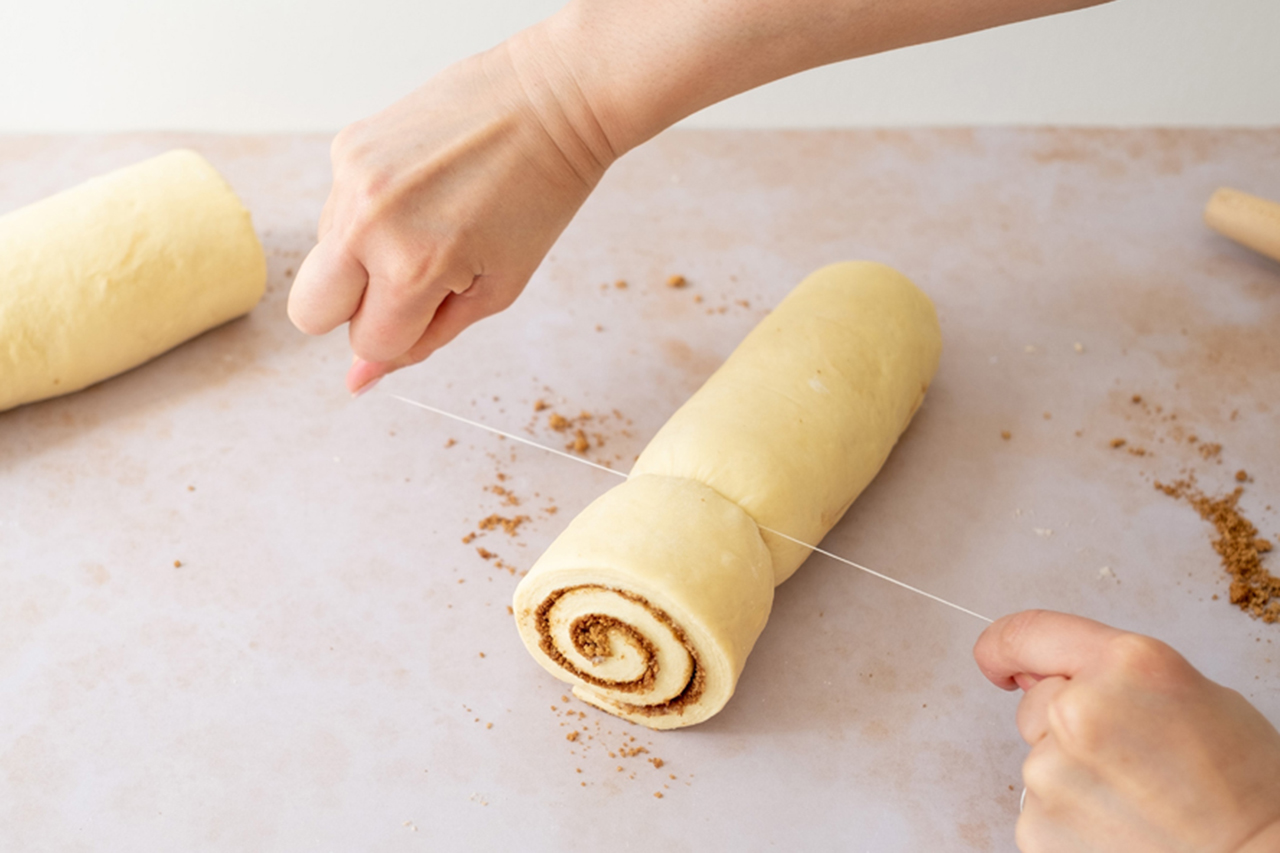 Cinnamon rolls cutting