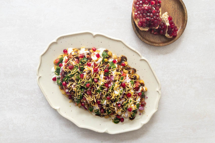 A platter of chana chaat, ready to serve