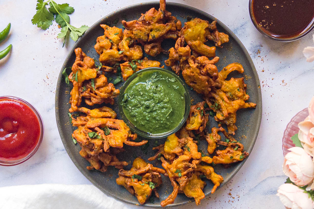 A platter of onion pakora