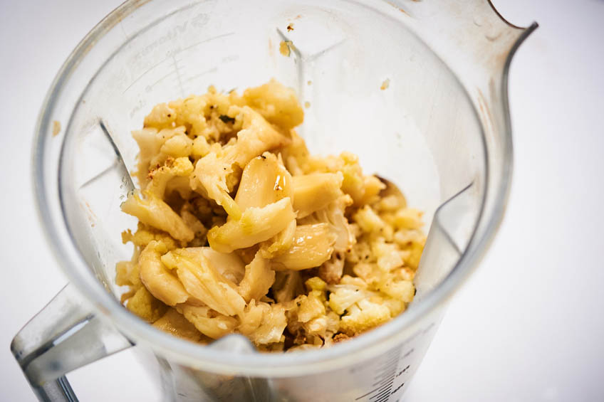 Cauliflower and garlic in a blender