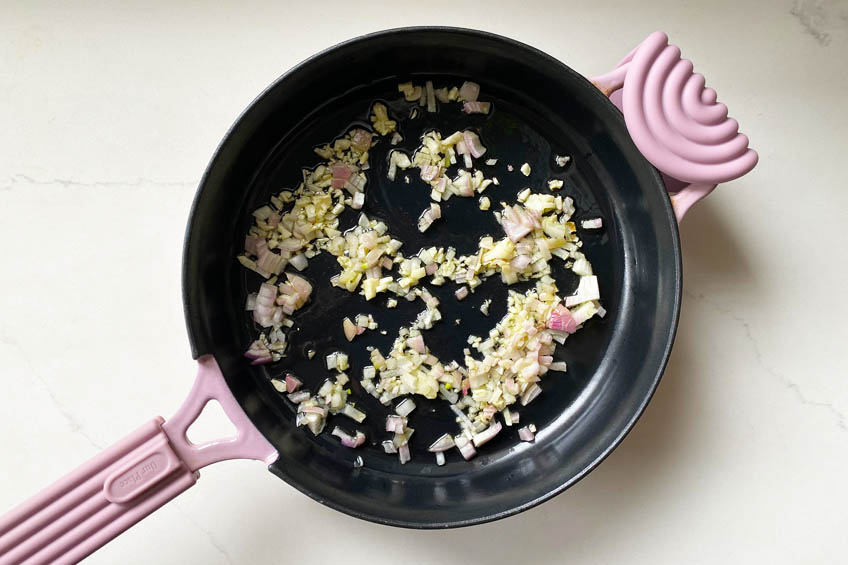 Olive oil, shallots and garlic in a skillet.