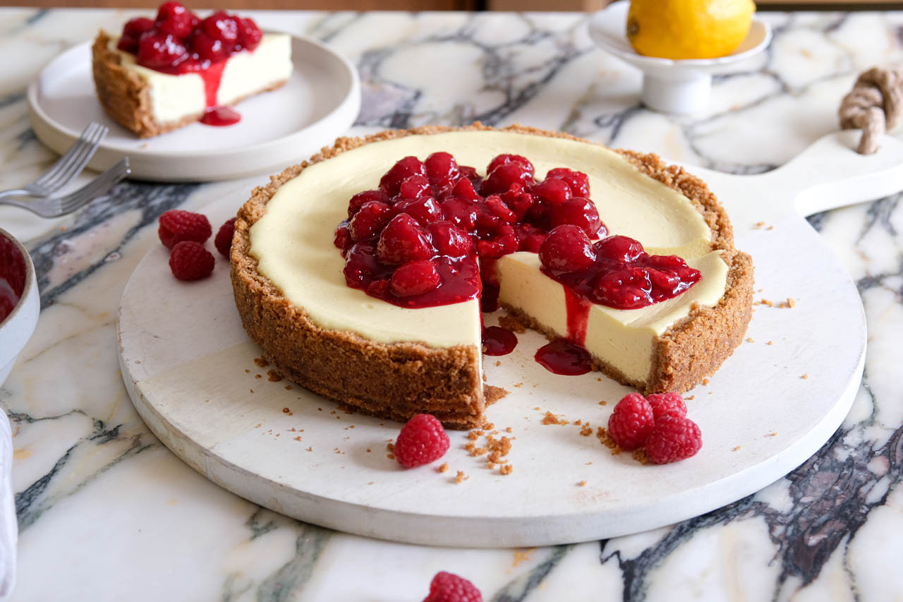 Cottage cheese cheesecake with raspberry sauce