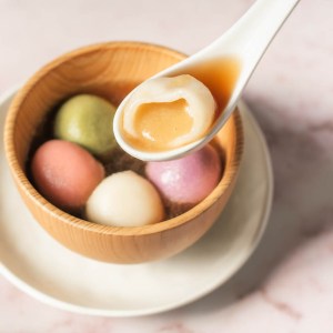 Glutinous Rice Dumplings (Tang Yuan) With Sesame Filling