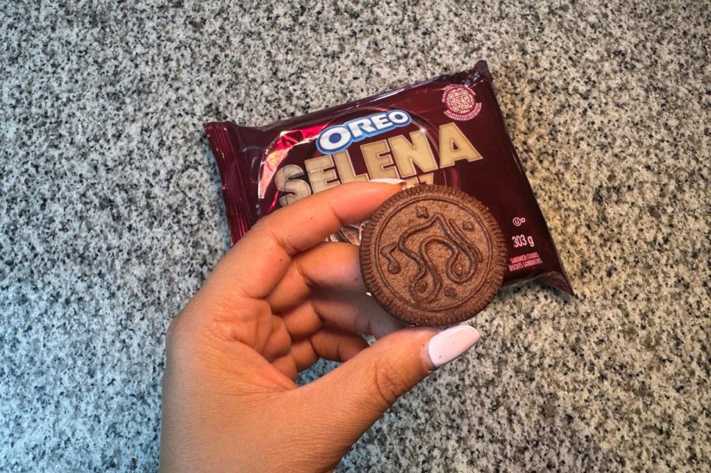 Selena Gomez Oreo