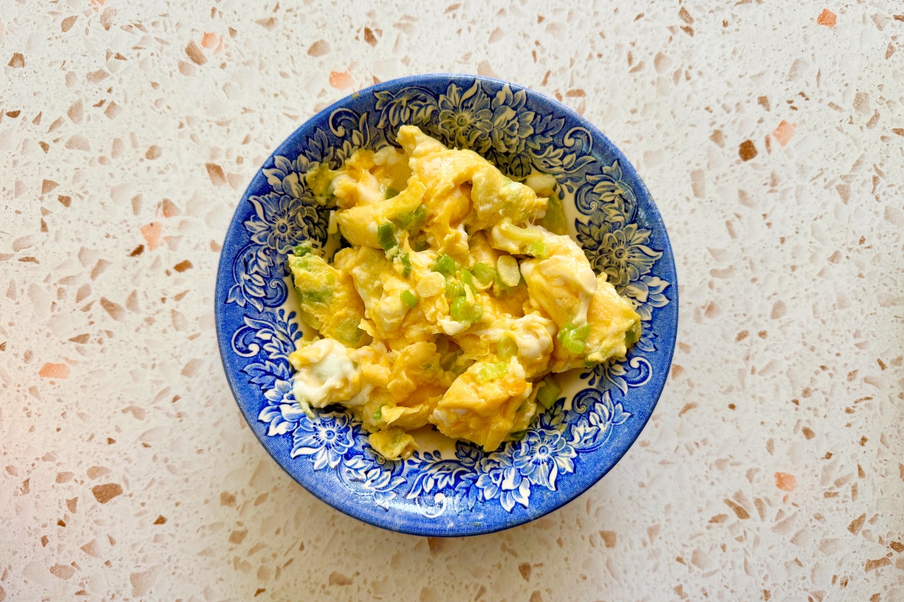 Green onion scrambled eggs in a bowl