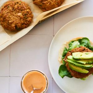 This Budget-Friendly Spicy Tuna Burger is Perfect For The Summer Heat